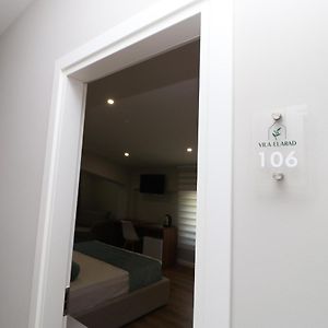 Camera tripla deluxe